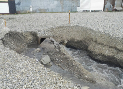 Потоки воды навели свой порядок на одном из пляжей Новороссийска