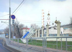 Сильный ветер в Новороссийске уронил дорожный знак на Шесхарисе 