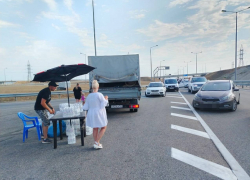 В самую жару на Крымском мосту стоит более 2700 автомобилей: отдыхающим раздают воду
