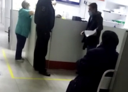 "Она задыхается, умирает уже!": конфликт в больнице Новороссийска попал на видео 