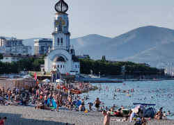 Чёрное море в Новороссийске самоё тёплое: пляжи города полны туристов 