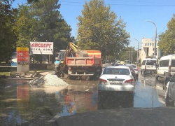 Затопило улицу перед администрацией Новороссийска