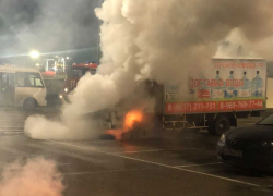 В Новороссийске сгорел фургон доставки воды 