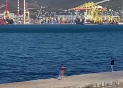 18+ Русалка в купальнике лихо отожгла на пляже в Новороссийске