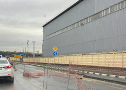 Новороссийцы возмущены: ремонт дороги бросили, оставив торчать арматуру