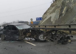 Мотор на асфальте, машина всмятку - подробности ДТП под Новороссийском