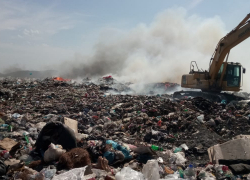 В пригороде Новороссийска горит 3000 квадратов свалки