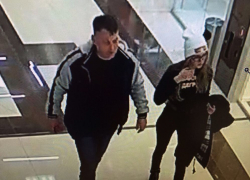 Разыскиваются подозреваемые в краже женской сумки с деньгами и документами в Новороссийске