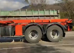 Под Новороссийском на дороге опрокинулся грузовик