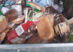 "Выкинула в мусор большой ящик хлеба": жительница Новороссийска об увиденном 