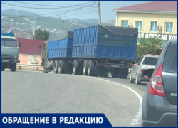 Житель Новороссийска жалуется на зерновозы, создающие пробки на федеральной трассе днём