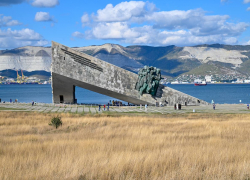 Эскиз в виде букв подготовлен для реставрации новороссийского мемориала «Малая Земля»