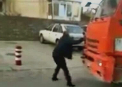 Водитель мусоровоза чуть не убил новороссийца за замечание