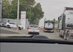 Фуры по улице Рязанская в Новороссийске играют в «тромбики»