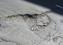 Размер ям – 60 сантиметров: новороссийцы требуют отремонтировать дорогу в кратчайшие сроки