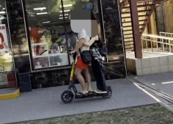 Самокатчики продолжают кататься вдвоем по Новороссийску: штрафы нипочём