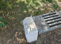 «Хоть где-то у нас есть порядок?» - жительница Новороссийска возмутилась состоянию лавочек 