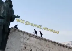 Полицейские заинтересовались, чьи дети бегали по крыше мемориала "Малая земля"