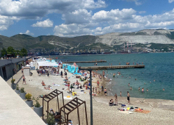 Черное море прогрелось до 25°С: на что жалуются туристы на пляжах Новороссийска