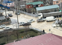 Большая вода залила улицы: порыв в Новороссийске