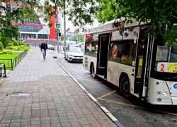 Жители Новороссийска не могут попасть на кладбище: маршрутки набиты битком 