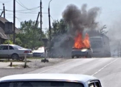 Горящая машина не даёт новороссийцам проехать в Кирилловку