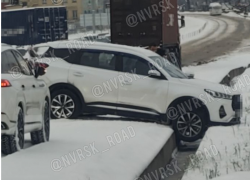 Большегрузы буксуют, машины заносит: сложный день на дорогах Новороссийска