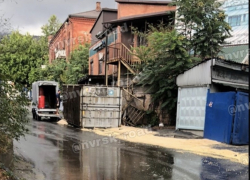 В Новороссийске перевернулся контейнер с горохом 