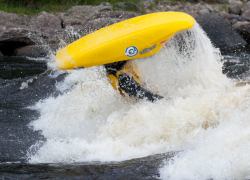 Выпрыгнул из моря на туристку и переломал ей кости: ЧП в Голубицкой