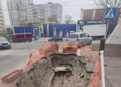 Яма на дороге раздражает новороссийцев: ремонт выполнен, проблема осталась