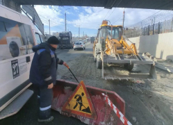 Все в объезд: в Новороссийске срочно подсыпают щебень на участок дороги