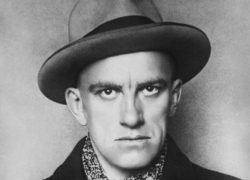 Календарь: 14 апреля покончил жизнь самоубийством Владимир Маяковский