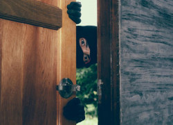 Новороссийцев предупредили о новой схеме мошенничества: мошенники теперь «спасают» выставленные на продажу квартиры