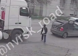 В Новороссийске женщина оказалась под колесами грузовика 
