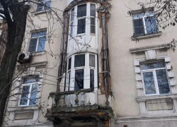 Балкон в многоквартирном доме Новороссийска разваливается на глазах 