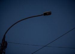 Повесили новые фонари и сняли: жительница Новороссийска возмущена темнотой городской улицы 