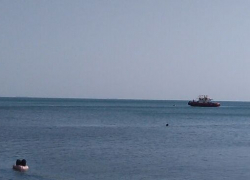 В Новороссийске человека на матрасе сдуло в море