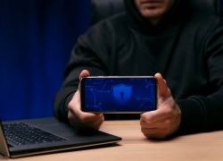 Блокирует телефон и присылает фейки — из-за нового вируса новороссийцы могут лишиться денег