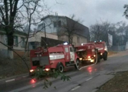 В Новороссийске загорелся автомобиль и дом,а после пожарные попали в ДТП