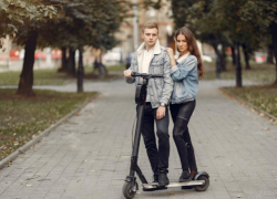 «Шах и мат!» - Яндекс внедрит технологию против езды на самокате вдвоём