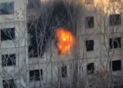 Пожар охватил заброшенное здание рядом с новороссийской «вышкой»