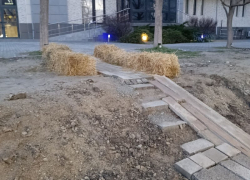 Спуск на тротуар через грязь! Новороссийцы поблагодарили за благоустройство