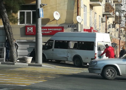 Маршрутка врезалась в жилой дом в результате ДТП в Новороссийске