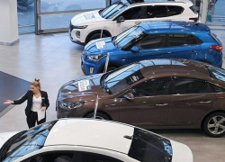 Рекордно низкий спрос: автомобильный рынок в России рухнул на 43% 