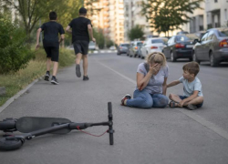 В Новороссийске самокатчики сбили женщину с шестилетним ребёнком