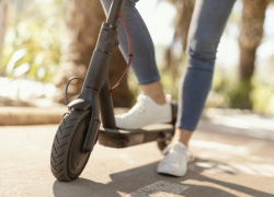 Новороссийцы требуют запретить электросамокаты на городской набережной 