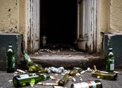 Новороссийцам грозит арест за курение и алкоголь в подъездах