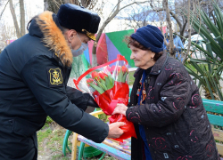 Военные моряки Новороссийска поздравили с 8 марта ветерана ВОВ 