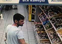 Похититель барсетки в новороссийском магазине засветился перед камерой