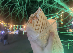 Цена любви сотен новороссийцев: Международный день шаурмы отмечает мир